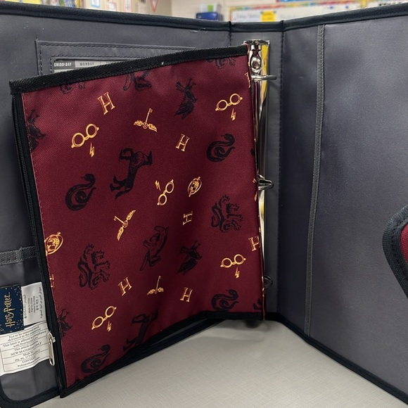 Harry Potter binder w/matching pencil bag.
Great condition. No rips/tears. - Picture 6 of 7